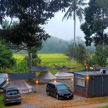 Tanah Merah Glamping Village 쿠알라캉사르 외부 사진