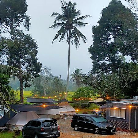 Tanah Merah Glamping Village 쿠알라캉사르 외부 사진