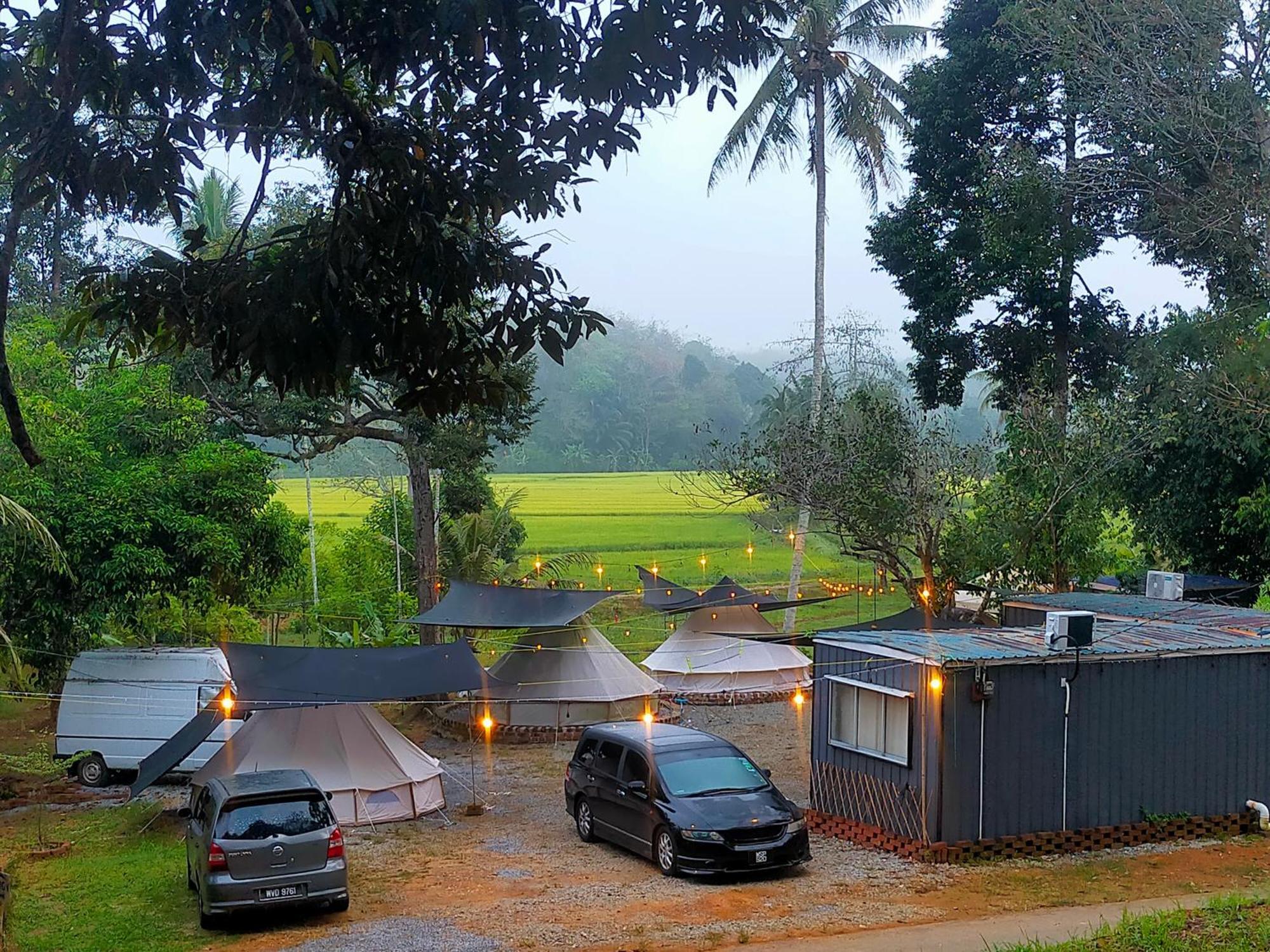 Tanah Merah Glamping Village 쿠알라캉사르 외부 사진