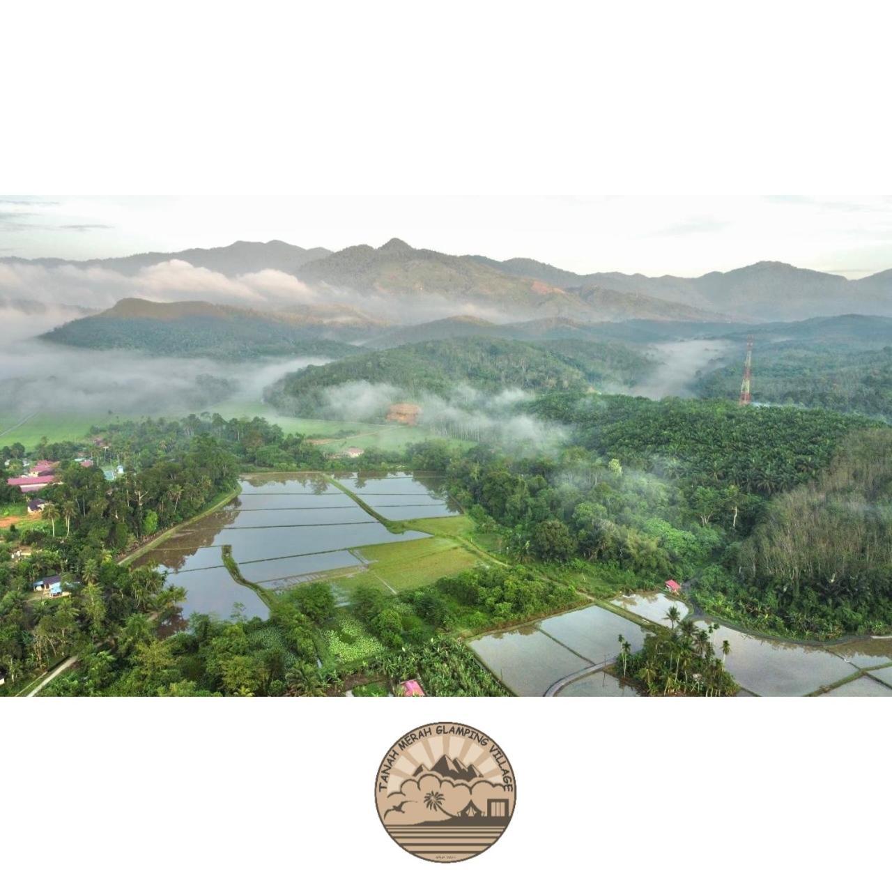 Tanah Merah Glamping Village 쿠알라캉사르 외부 사진